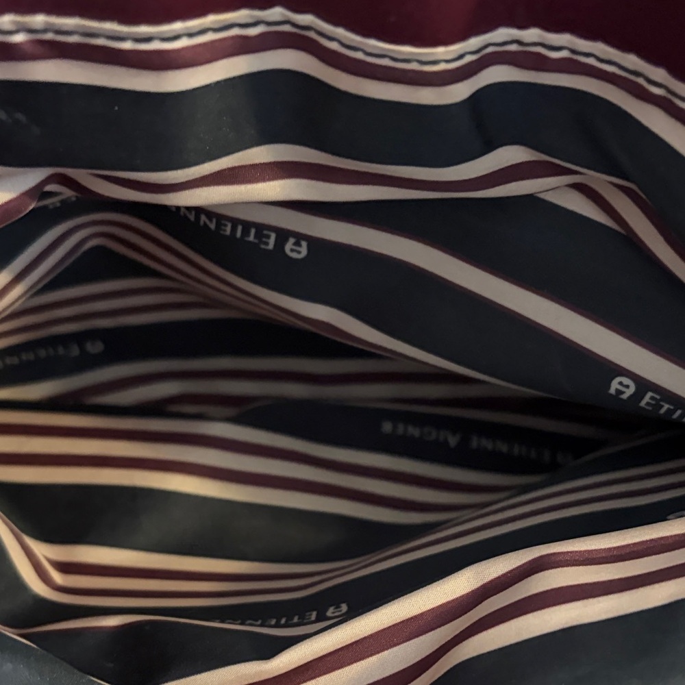 A Etienne Aigner Elegant Burgundy Leather Tote Bag. - Picture 5 of 13